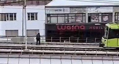 Rüzgarın kopardığı tabela metro hattına düştü