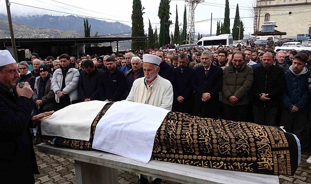 Saç ekimi için gittiği estetik merkezinde fenalaşarak hayatını kaybeden şahıs son yolculuğuna uğurlandı