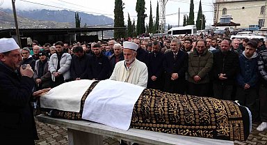 Saç ekimi için gittiği estetik merkezinde fenalaşarak hayatını kaybeden şahıs son yolculuğuna uğurlandı