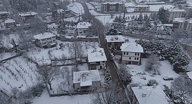 Safranbolu'da kar yağışı tarihi konakları yeniden beyaza bürüdü
