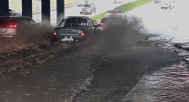 Sağanak yağış caddeleri göle çevirdi: Ne araçlar ne vatandaşlar geçebildi