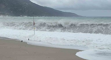 Sağanak yağış, Ölüdeniz'in rengini değiştirdi