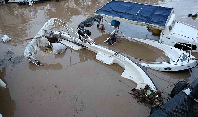 Sağanak yağış tekneleri batırdı