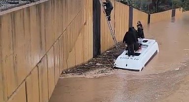 Sağanak yağmura servis aracında yakalananlar merdivenle kurtarıldı