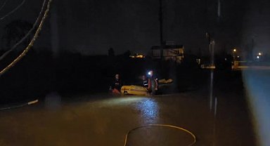 Sağanak yağmurun etkili olduğu Antalya'da mahsur kalan vatandaşlar botlarla kurtarıldı