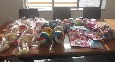 Sağlık çalışanlarından hasta çocuklara oyuncak sürprizi