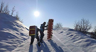 Sağlık ekipleri jandarma eşliğinde 1,5 kilometrelik yolu yürüyerek hastaya ulaştı
