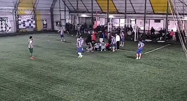 Sahada yürekler ağza geldi: Futbolcunun dili boğazına kaçtı, hakem saniyelerle kurtardı