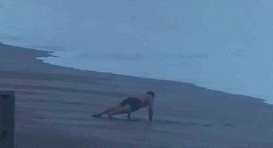 Sahilde şınav çekti, 2 metrelik dalgaları görünce koşarak kaçtı