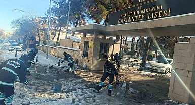Şahinbey Belediyesi okul etraflarını ve yollarını temizledi