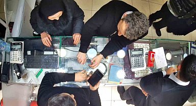 Sahte polislerin dolandırıcılık girişimini gerçek polisler bozdu