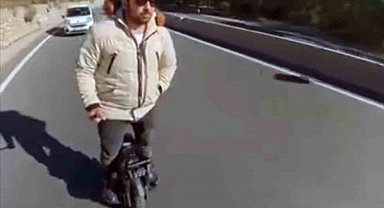 Sakar rampasında tek teker Scooter ile tehlikeli yolculuk