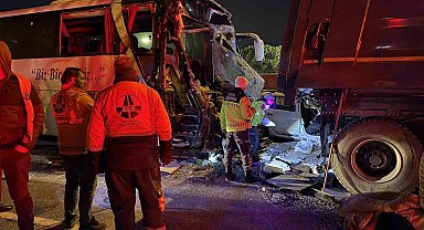 Sakarya TEM Otoyolu'nda feci kaza: 1 ölü, 19 yaralı