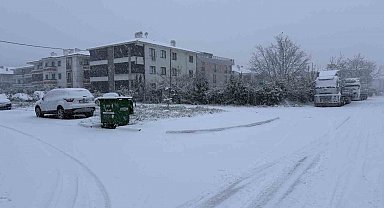Sakarya yeni yıla karla uyandı: Şehir merkezinde lapa lapa yağıyor