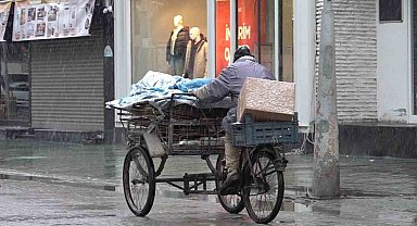 Sakarya'da lapa lapa kar yağışı etkili oldu