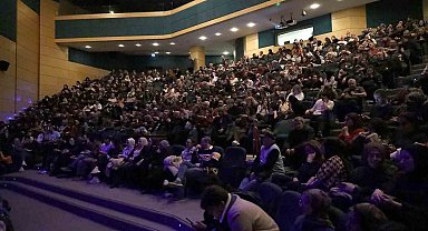 Sakarya'da "Güne Bakan Cam Kırıkları" oyunu sahnelendi