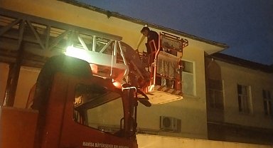 Salihli'de çatıda mahsur kalan kedi kurtarıldı