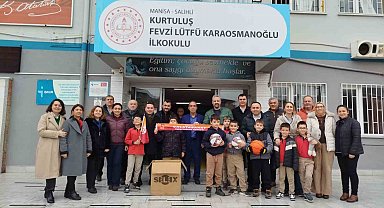 Salihli'de Galatasaraylı taraftarlardan eğitime spor malzemesi desteği