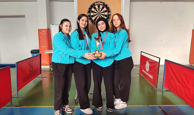 Salihli'nin genç dartçıları il üçüncülüğü sevinci yaşadı