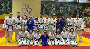 Salihli'nin yıldız judocuları il birinciliğinde madalyaları topladı