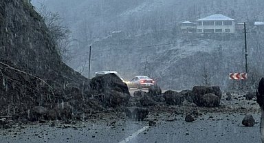 Şalpazarı-Beşikdüzü karayolunda heyelan