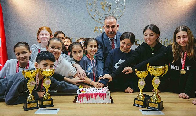 Şampiyonluk pastasını birlikte kestiler