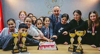 Şampiyonluk pastasını birlikte kestiler