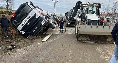 Samsun'da beton mikseri kanala devrildi