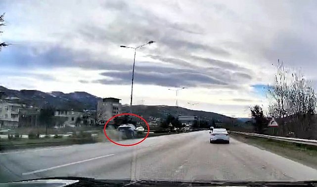 Samsun'da cenaze dönüşü 4 kişinin yaralandığı kaza araç kamerasına yansıdı