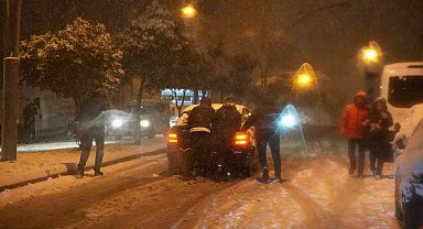 Samsun'da yoğun kar yağışı sürücülere zor anlar yaşattı