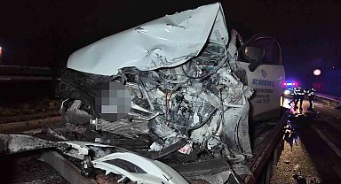 Sancaktepe'de ters şeritte ilerleyen otomobil dehşet saçtı: İki araç çarpıştı, 2 kişi yaralandı