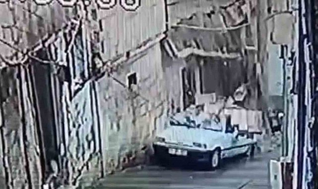 Şanlıurfa'da istinat duvarı otomobil üzerine devrildi