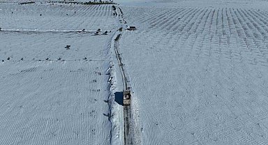 Şanlıurfa'da kapanan kırsal mahalle yolları iş makineleri ile açılıyor