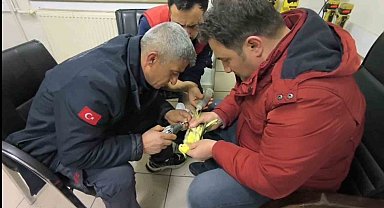 Şanlıurfa'da papağanın ayağına sıkışan halhal itfaiye ekiplerinin operasyonuyla çıkarıldı