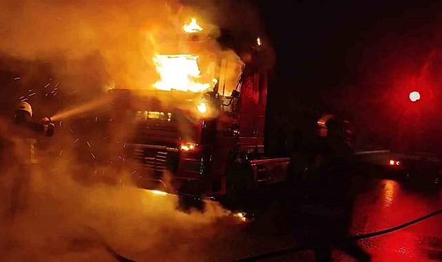Şanlıurfa'da seyir halindeki tır alev topuna döndü