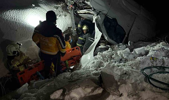 Şarampole devrilen araçta sıkışan sürücü böyle çıkartıldı