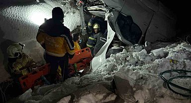 Şarampole devrilen araçta sıkışan sürücü böyle çıkartıldı