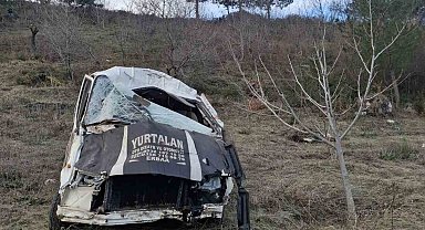 Şarampole devrilen minibüs hurda yığınına döndü: 1 yaralı