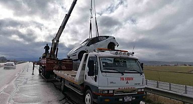 Şarampole devrilen Tesla'da 2 kişi yaralandı