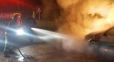 Sarayköy'de park halindeki otomobil alevlere teslim oldu