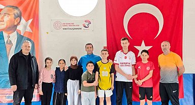 Sarıgöl'de minik güreşçiler tatilde de minderde