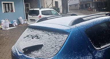 Sarıgöl'ün yüksek kesimlerine kısa süreli kar yağdı