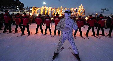 Sarıkamış şehitleri anısına meşaleli kayak gösterisi
