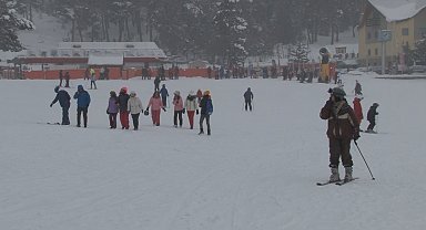 Sarıkamış'ta kar yağışı altında kayak ve snowboard keyfi