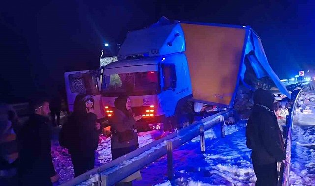 Sarıkamış'ta otobüs kamyona çarpı: 9 yaralı