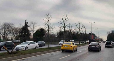 Sarıyer'de kontrolden çıkan otomobil karşı şeritteki araçla çarpıştı: Kaza anı kamerada