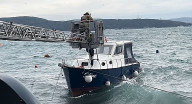 Sarıyer'de lodos nedeniyle teknede mahsur kalanları itfaiye kurtardı