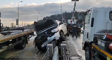 Sarıyer'de otomobil aydınlatma direğine çarptı