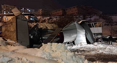 Sason'da yoğun kar yağışı nedeniyle iş yerinin çatısı çöktü