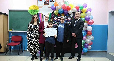 Şehidin oğlu ilk karnesini Bakan Göktaş'ın elinden aldı